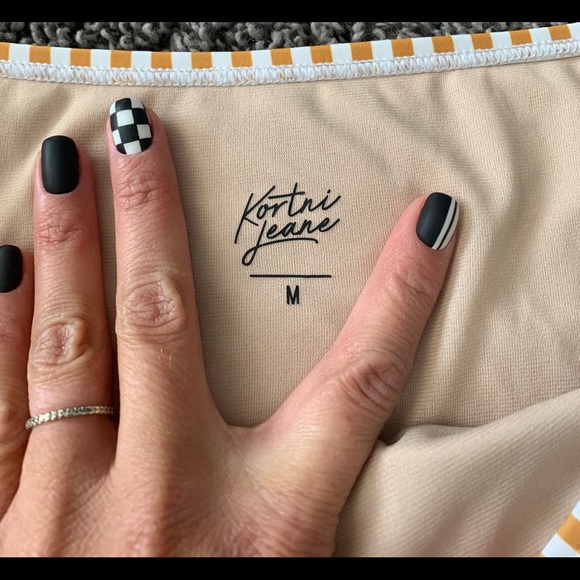 Kortni Jeane mid ruffle bottoms - Picture 3 of 6